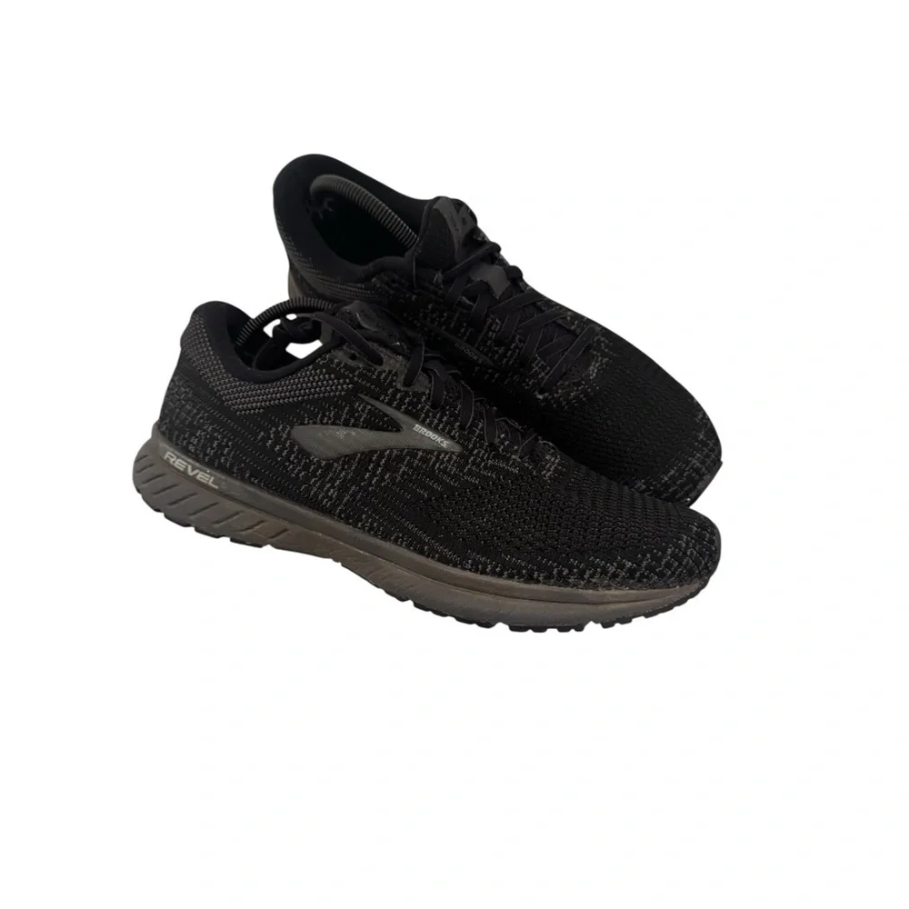 Brooks Revel 3 men's running sneakers in the black colorway size 11